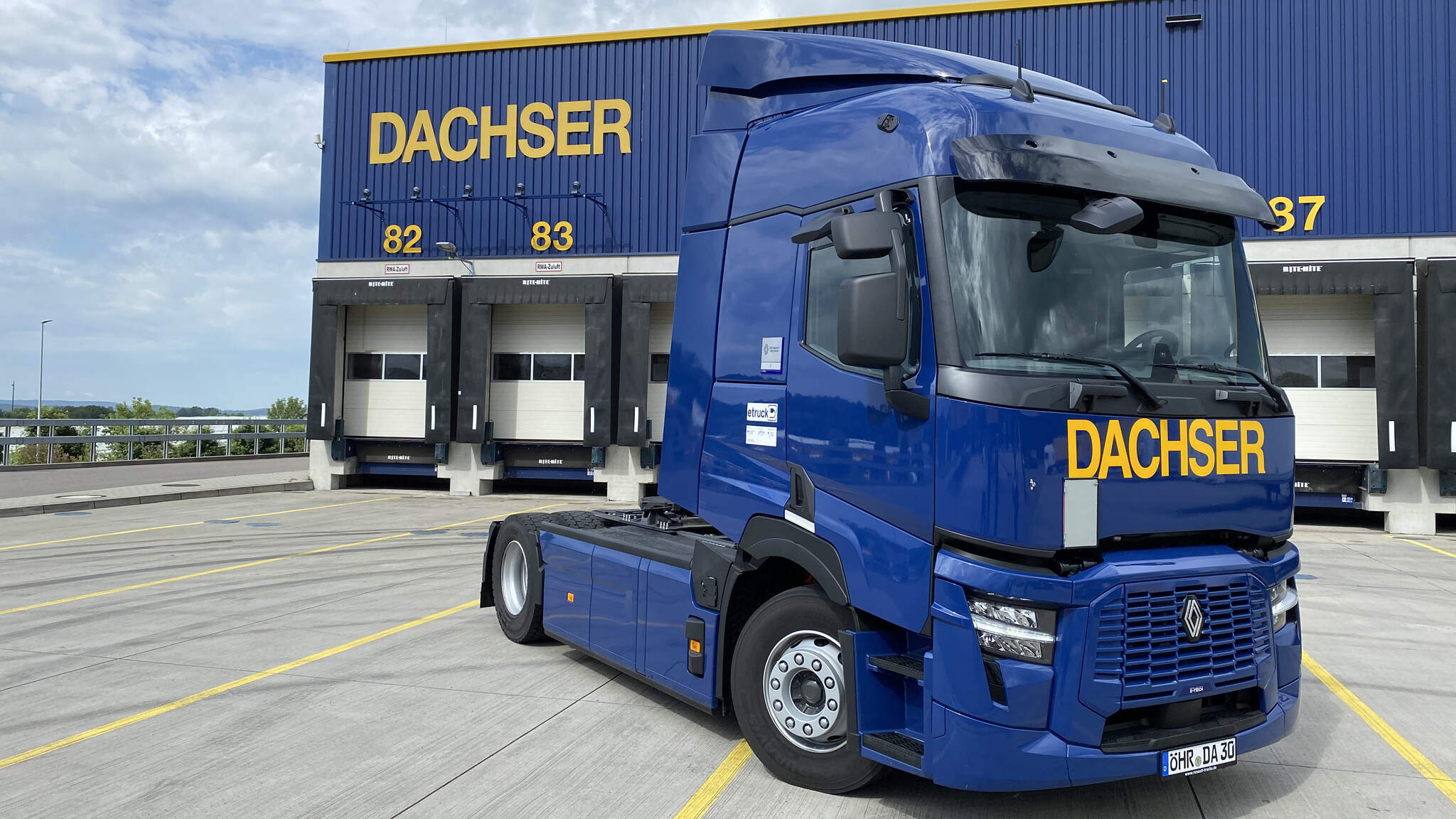 DACHSER pune în operare 15 camioane electrice marca Renault Trucks