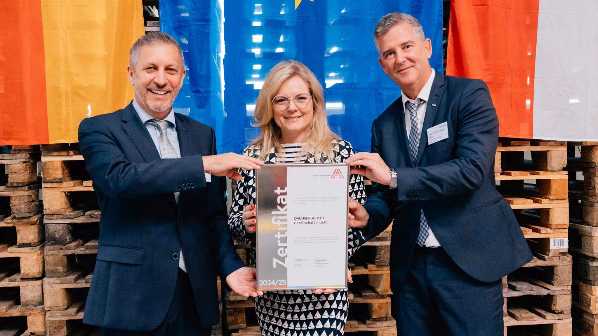 De la stânga la dreapta: Günter Hirschbeck, Managing Director European Logistics DACHSER Austria; Monica Rintersbacher, Leitbetriebe Austria; și Peter Deutschbauer, Managing Director Air & Sea Logistics DACHSER Eastern Europe and Austria.