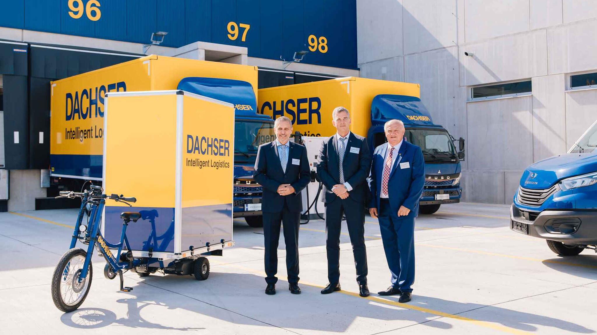 De la stânga la dreapta: Günter Hirschbeck, Managing Director European Logistics DACHSER Austria; Peter Deutschbauer, Managing Director Air & Sea Logistics DACHSER Eastern Europe and Austria; și Ernst Wendl, primarul orașului Himberg.